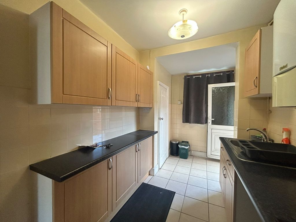 Property photo 1 of 10 4 Bed Semi-Detached House To Rent Norwood Gardens, Southall Ub2