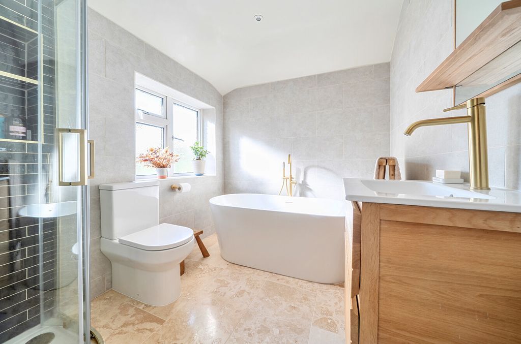 Property photo 3 of 20 Family Bathroom