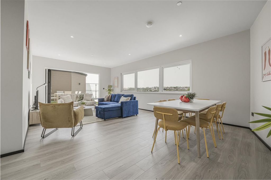 Property photo 2 of 18 A7406722.Jpg