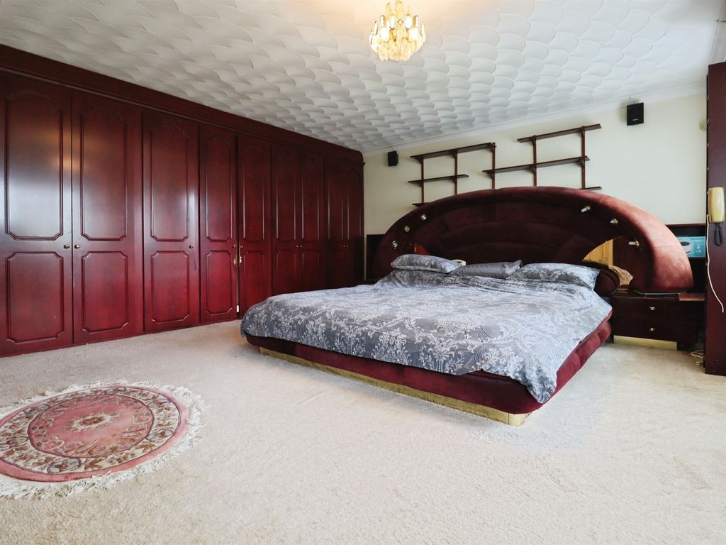Property photo 2 of 31