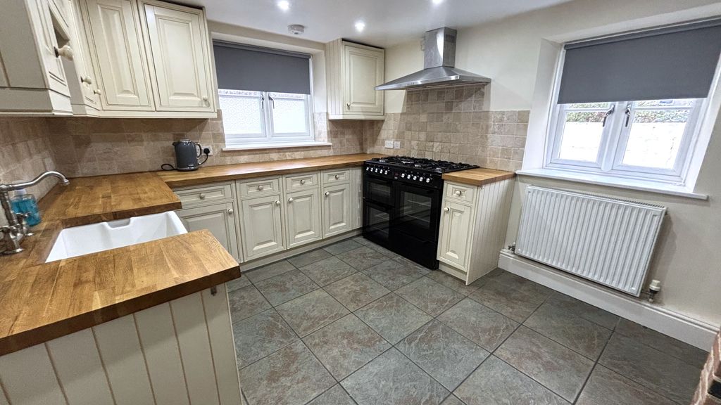 Property photo 3 of 16 Kitchen