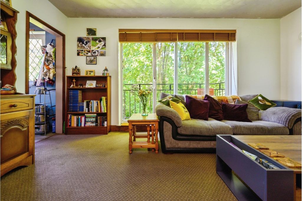 Property photo 2 of 17 Lounge