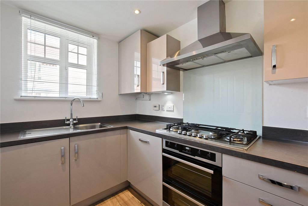 Property photo 3 of 10 Kitchen