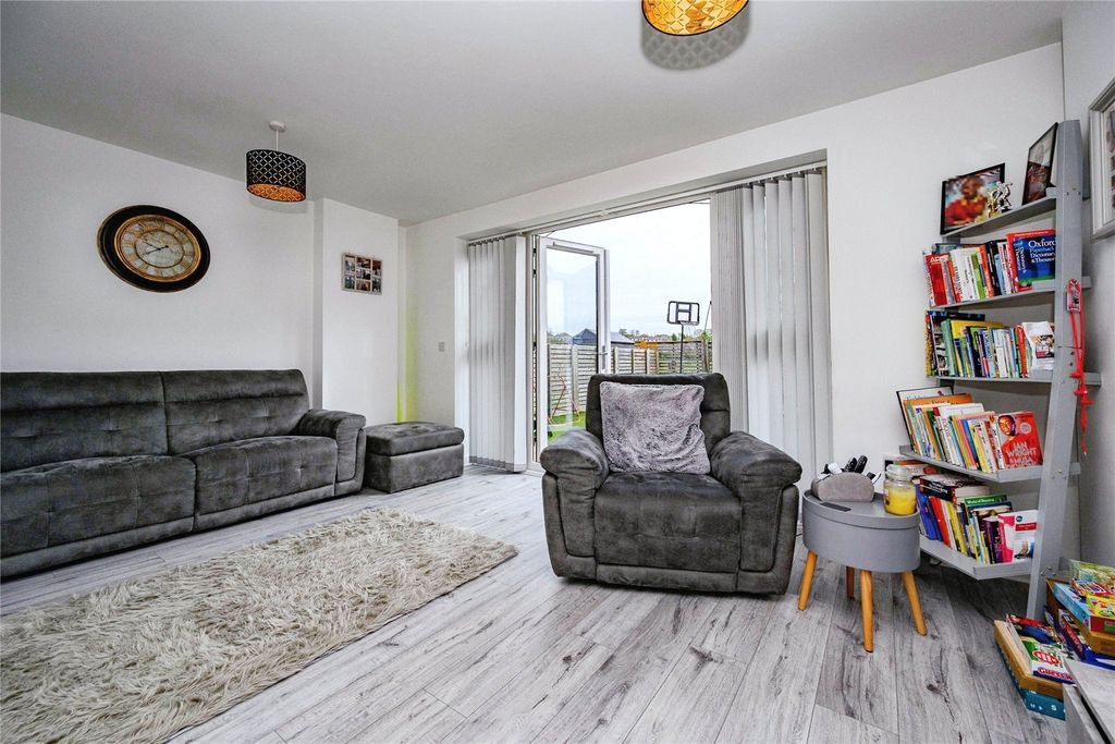 Property photo 3 of 16 Lounge