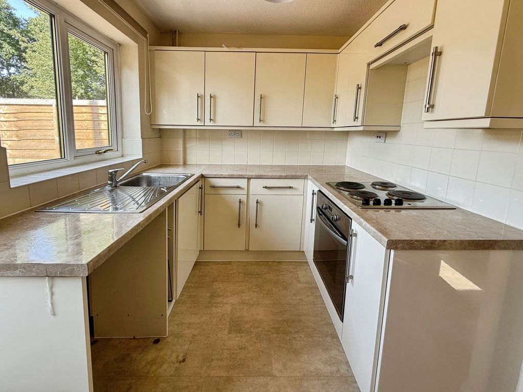 Property photo 3 of 10 Kitchen