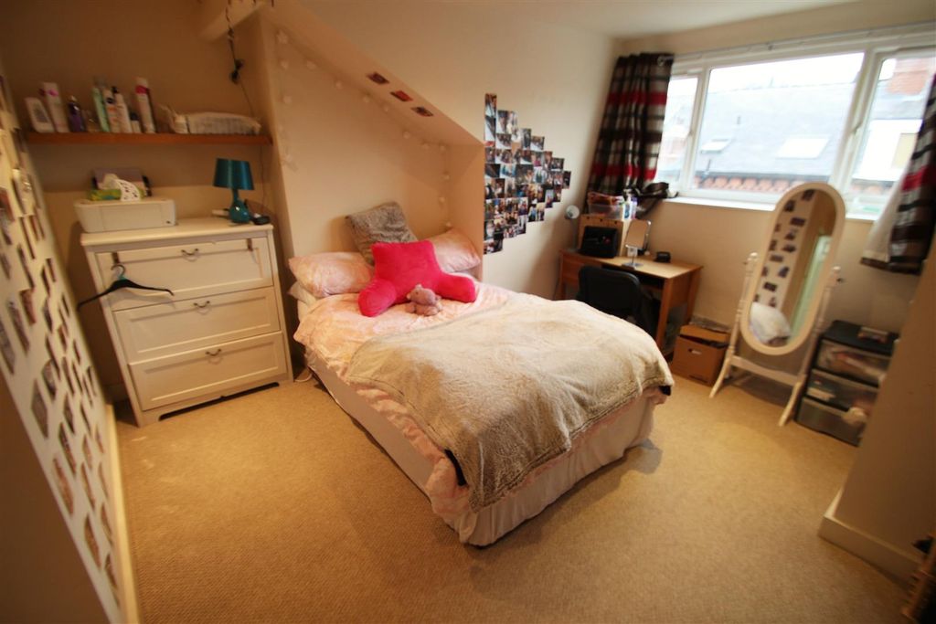 Property photo 3 of 9 Bedroom 1