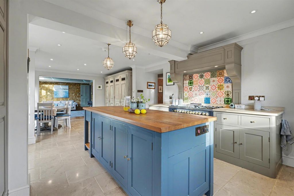 Property photo 3 of 41