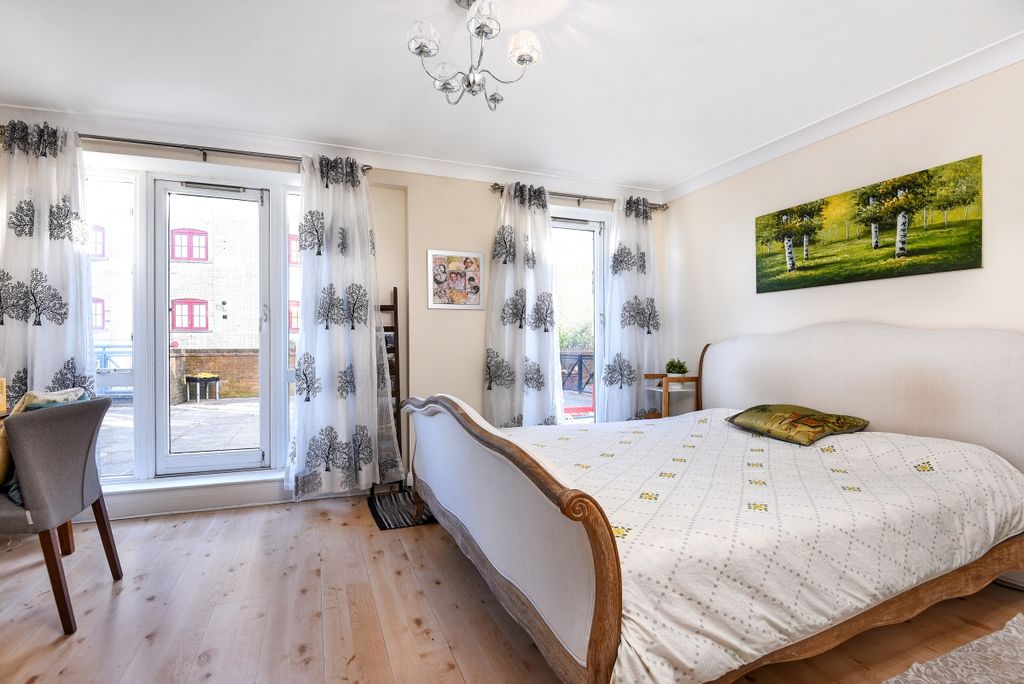 Property photo 3 of 10 Bedroom