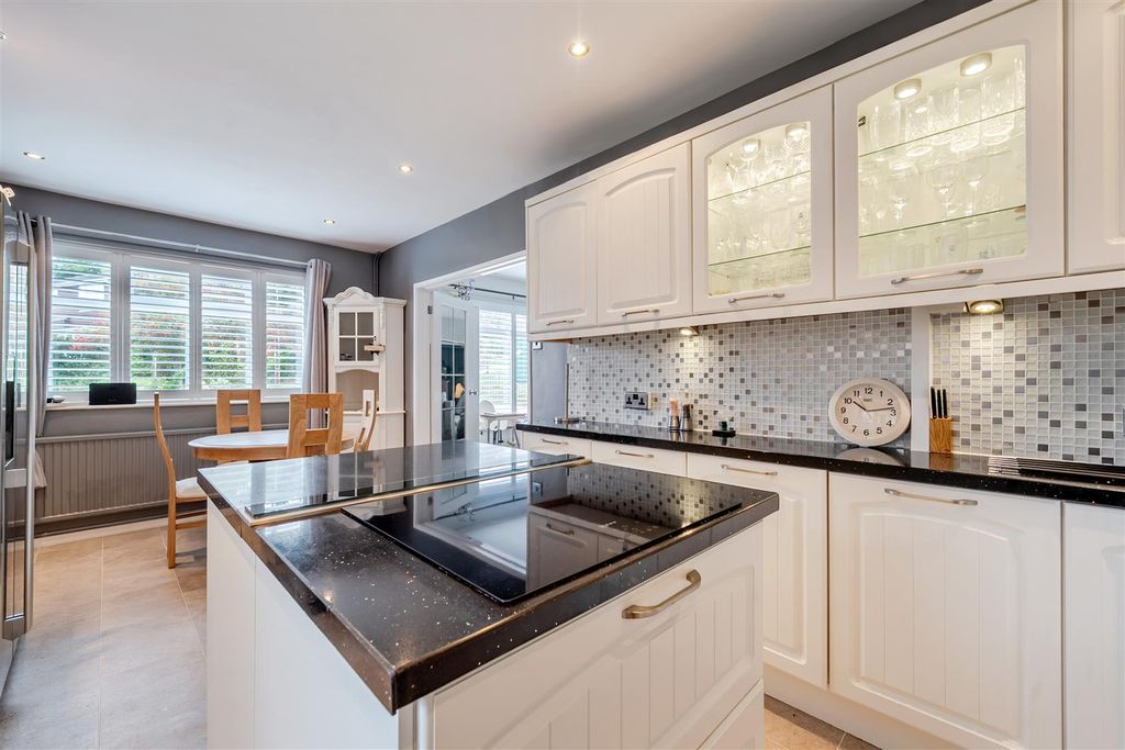 Property photo 2 of 25 Kitchen