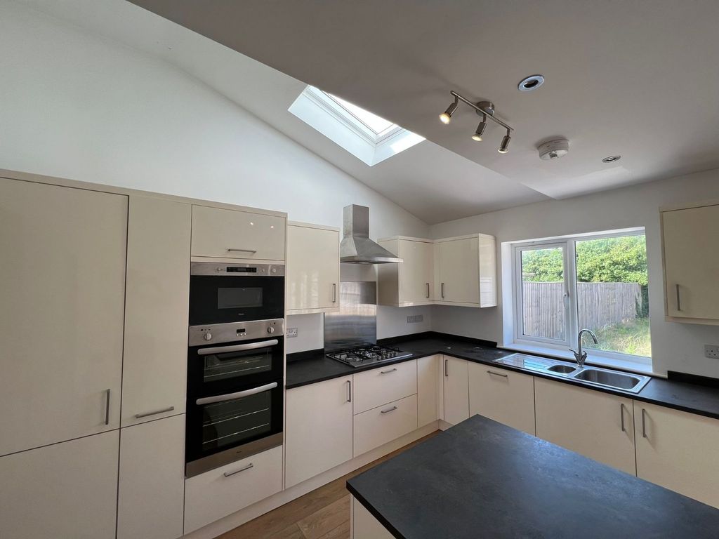 Property photo 1 of 11 Kitchen