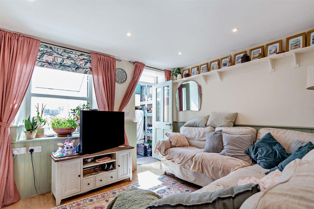 Property photo 3 of 21 8701414-Interior15-800.Jpg