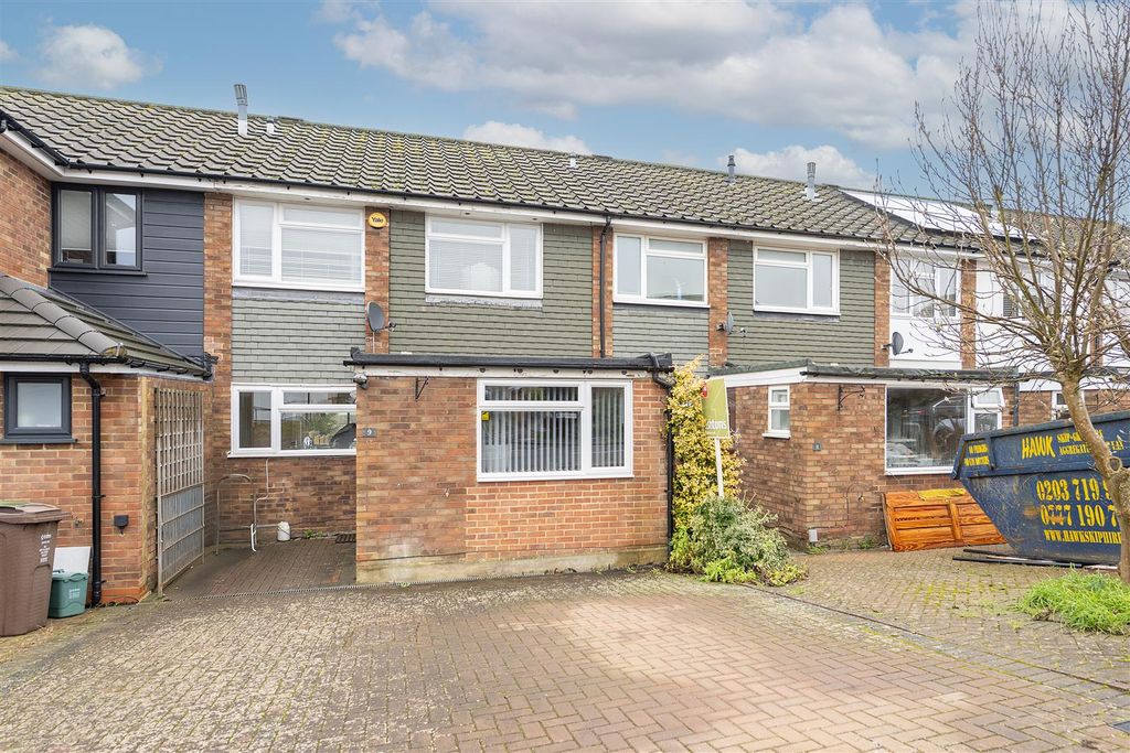 Property photo 1 of 12 Aldwickbury-Crescent-14.Jpg