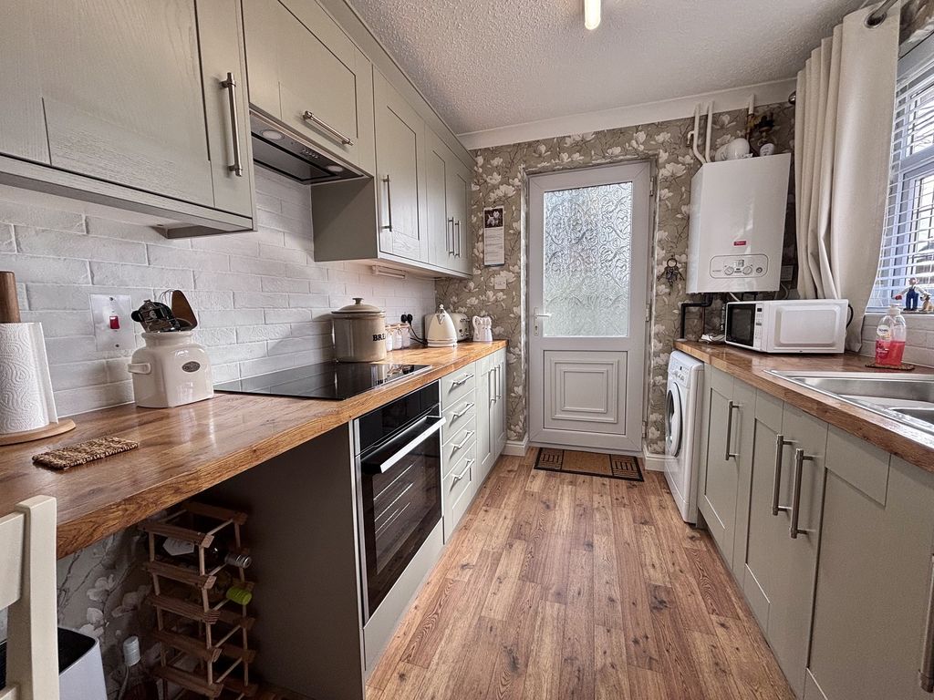 Property photo 2 of 10 Kitchen