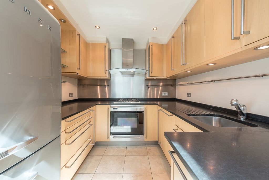 Property photo 3 of 19 Kitchen