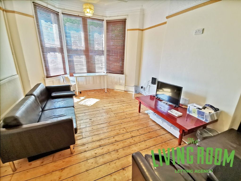 Property photo 3 of 19 Lounge 1