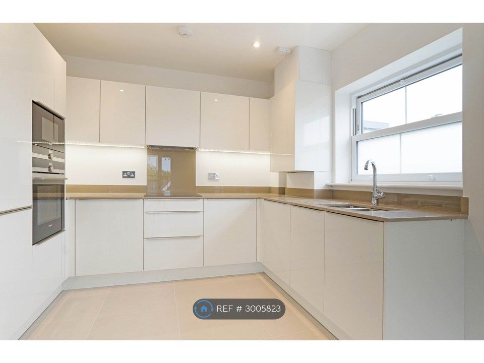 Property photo 2 of 11 Kitchen