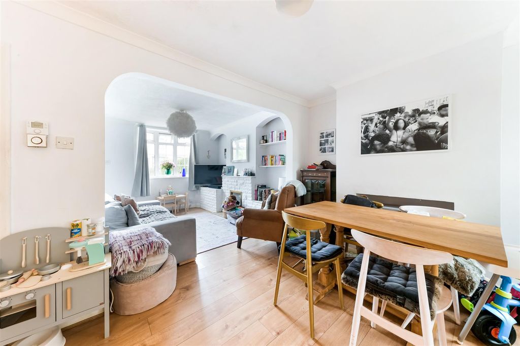 Property photo 2 of 10 Earlswood Road, 115 (5).Jpg