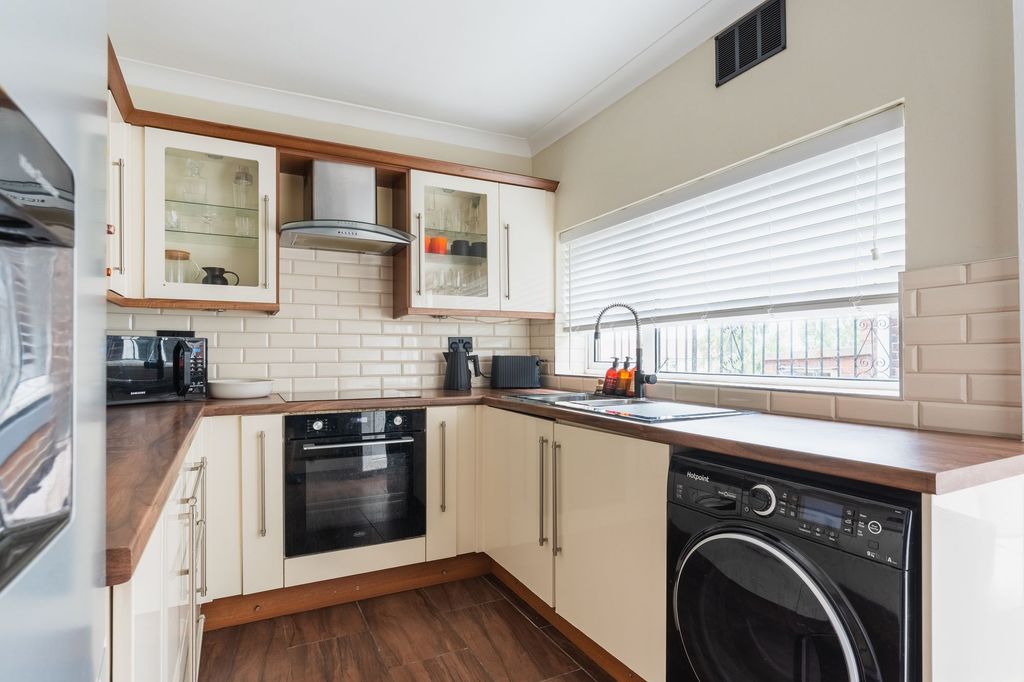 Property photo 2 of 33