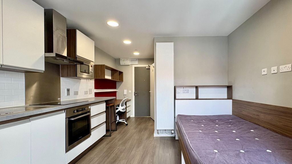 Property photo 1 of 33 Bedroom