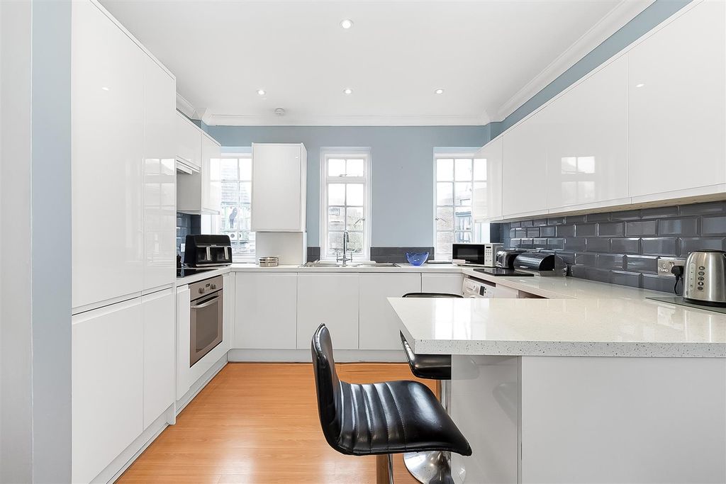 Property photo 3 of 10 Kitchen