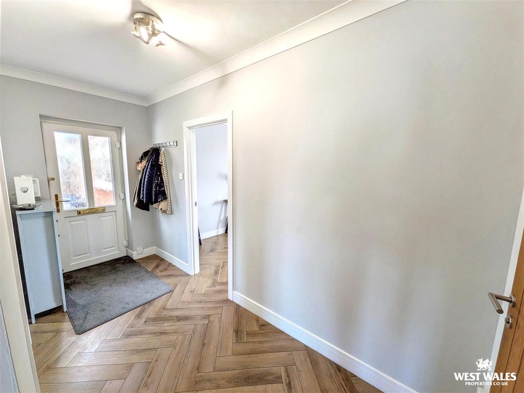 Property photo 2 of 24 10278.Jpg