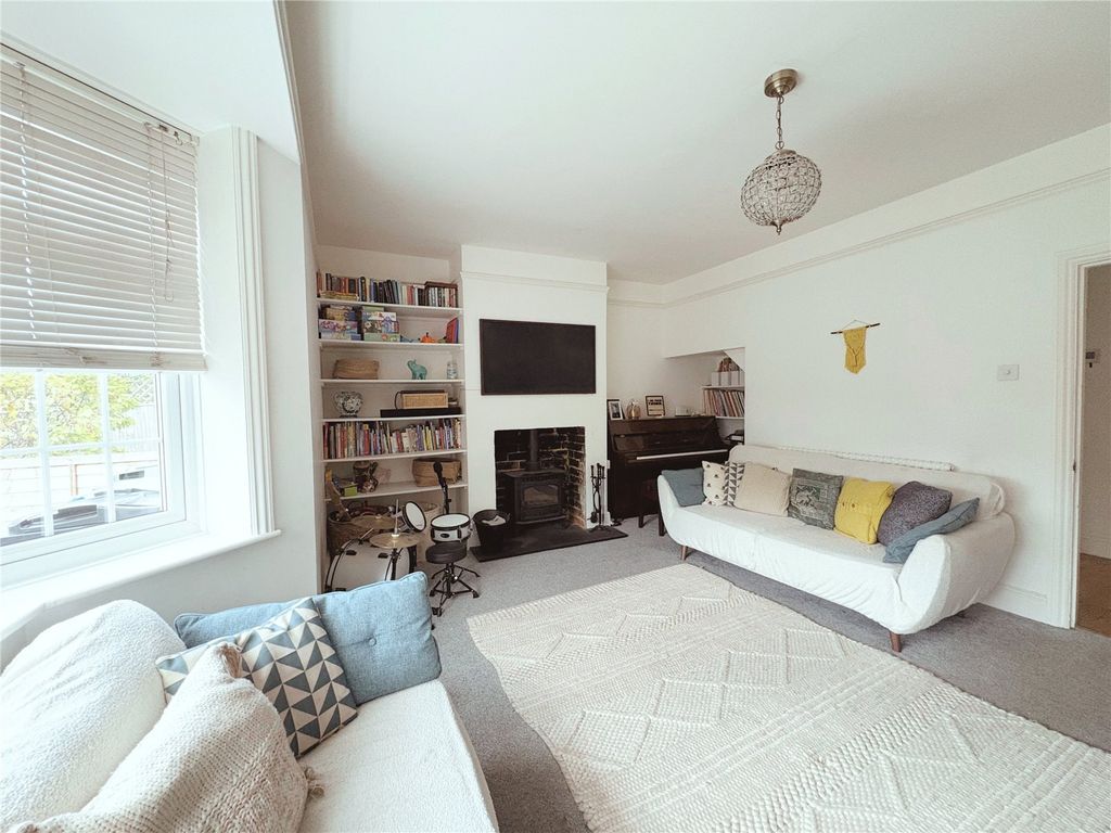 Property photo 2 of 27 Lounge