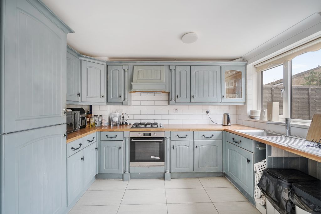 Property photo 3 of 9 Kitchen