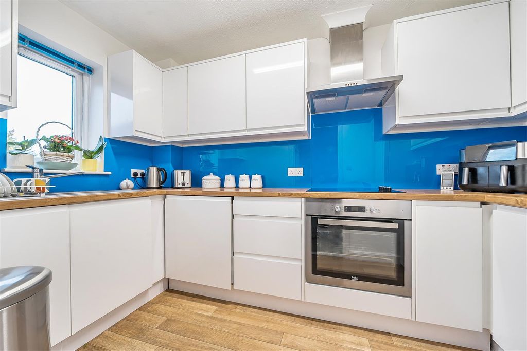 Property photo 3 of 17 Kitchen