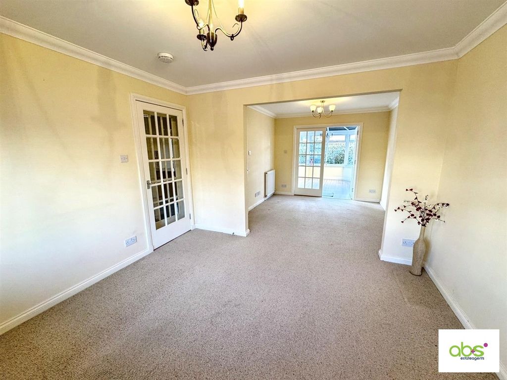 Property photo 3 of 26 Lounge