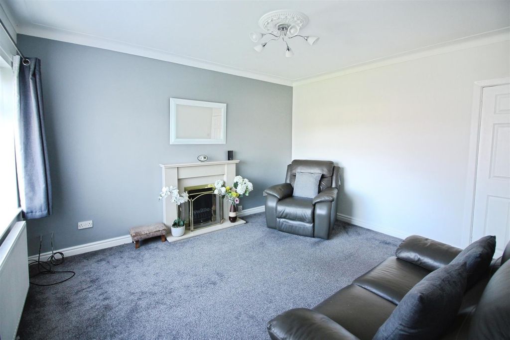 Property photo 3 of 11 Living Room