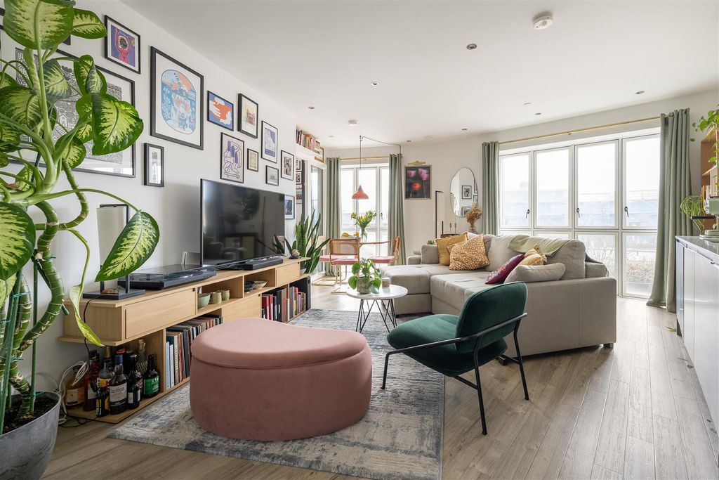 Property photo 1 of 21 Wansbeck Road, E3