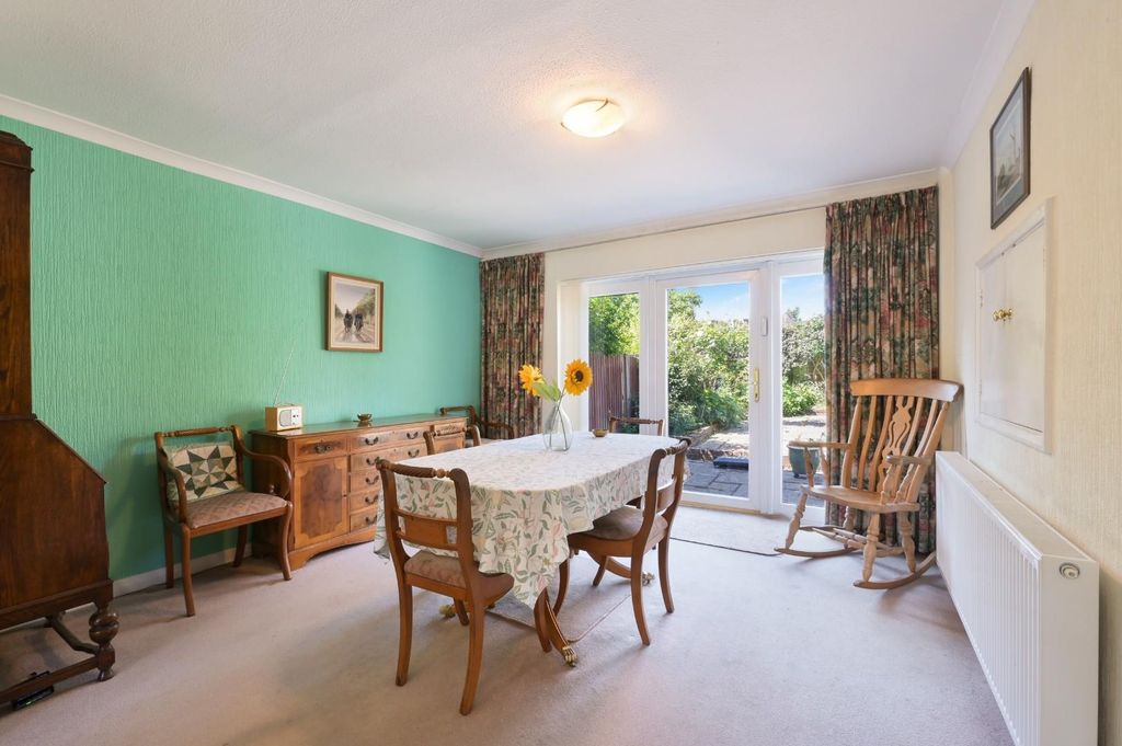 Property photo 3 of 16 Fairlight Close