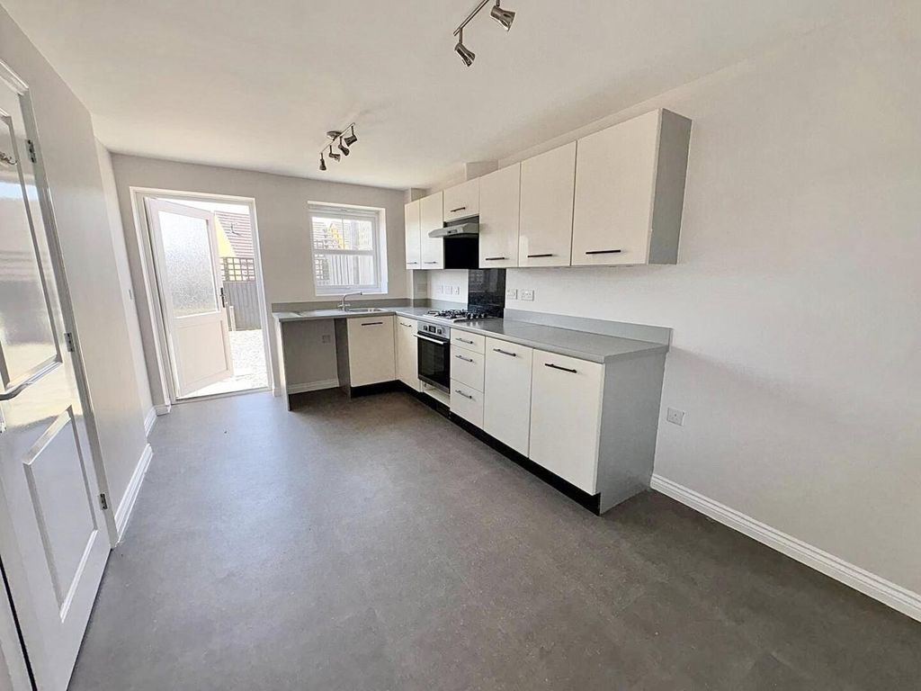 Property photo 3 of 10 Kitchen