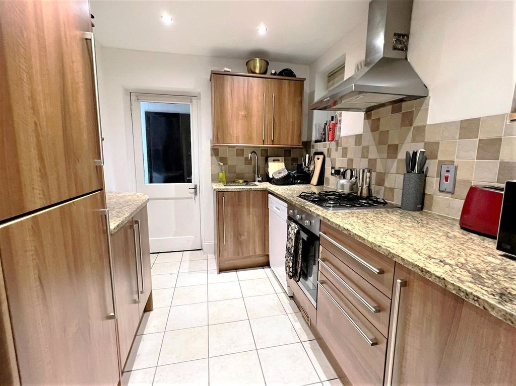 Property photo 3 of 6 Kitchen