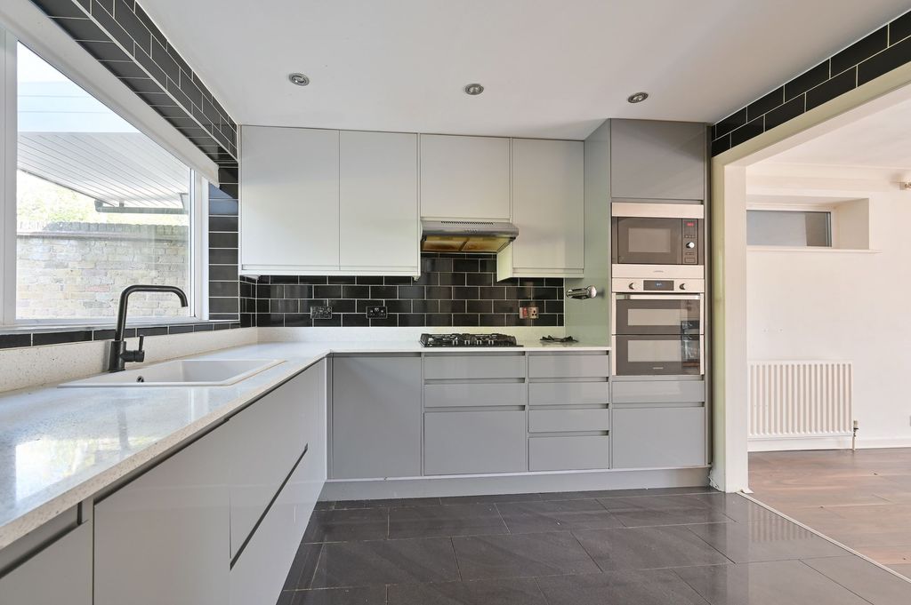 Property photo 3 of 25