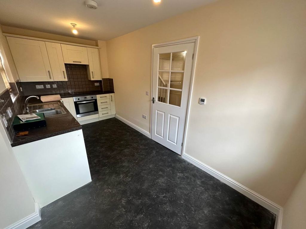 Property photo 3 of 11 Kitchen