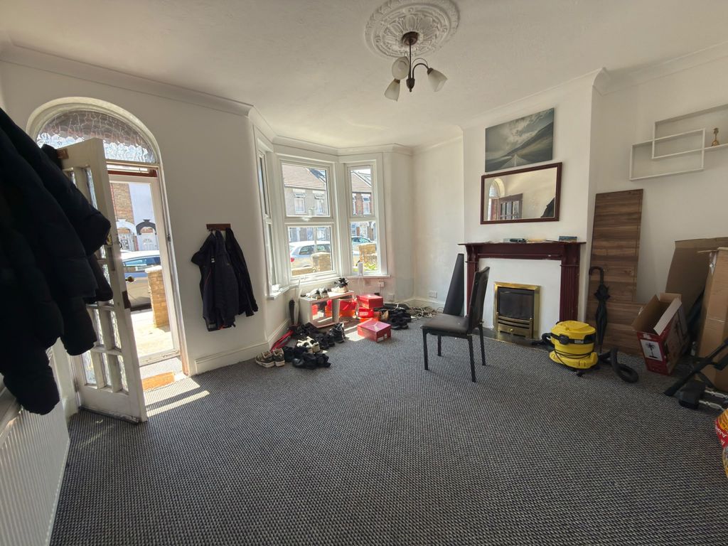 Property photo 1 of 11 Three Bedroom House Close To Ilford Station - 2450 Pcm