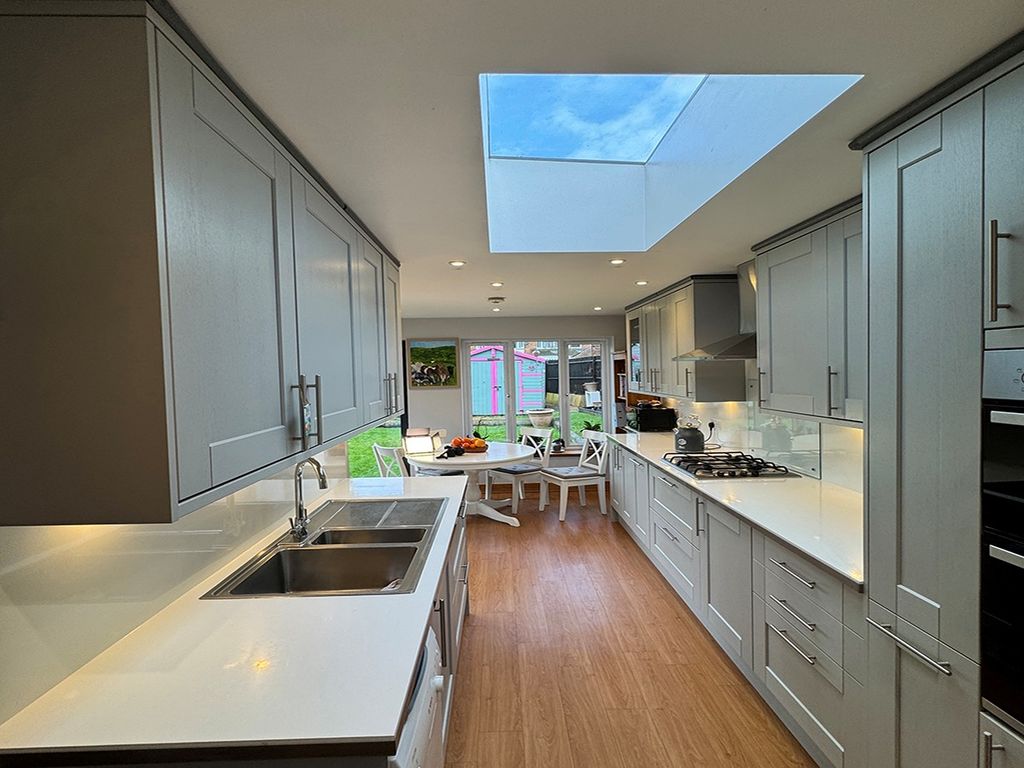 Property photo 2 of 22 Kitchen Breakfast Room With View Over Garden