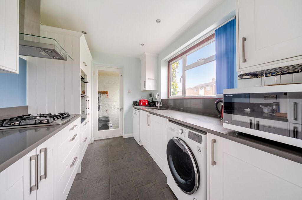 Property photo 3 of 20 1409099-16-6984ce...