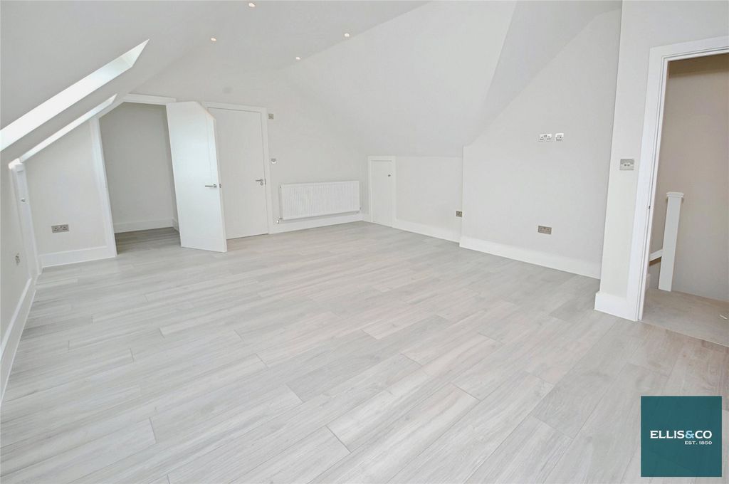 Property photo 2 of 8 Picture No. 16
