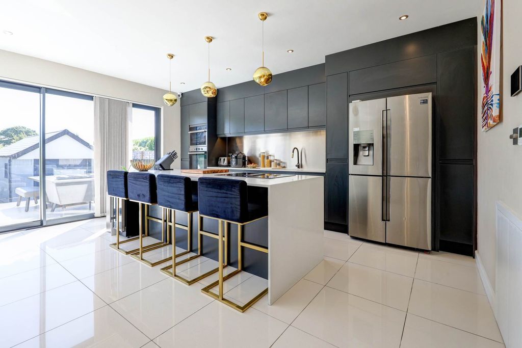 Property photo 3 of 28