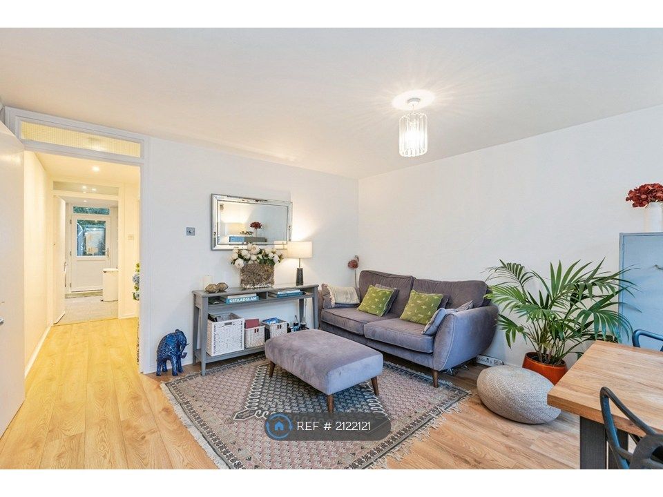 Property photo 3 of 19 Living Space