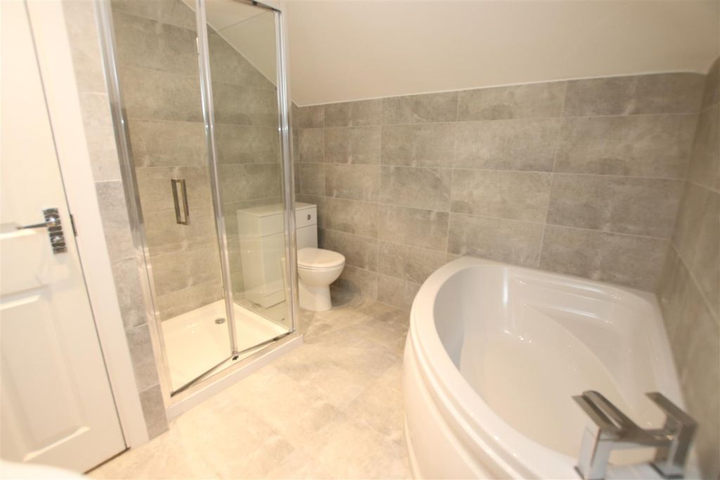 Property photo 3 of 10 Bathroom