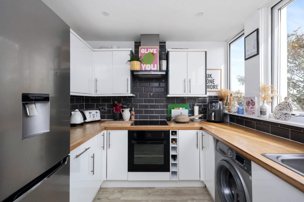 Property photo 3 of 22 Seafield Road (13).Jpg