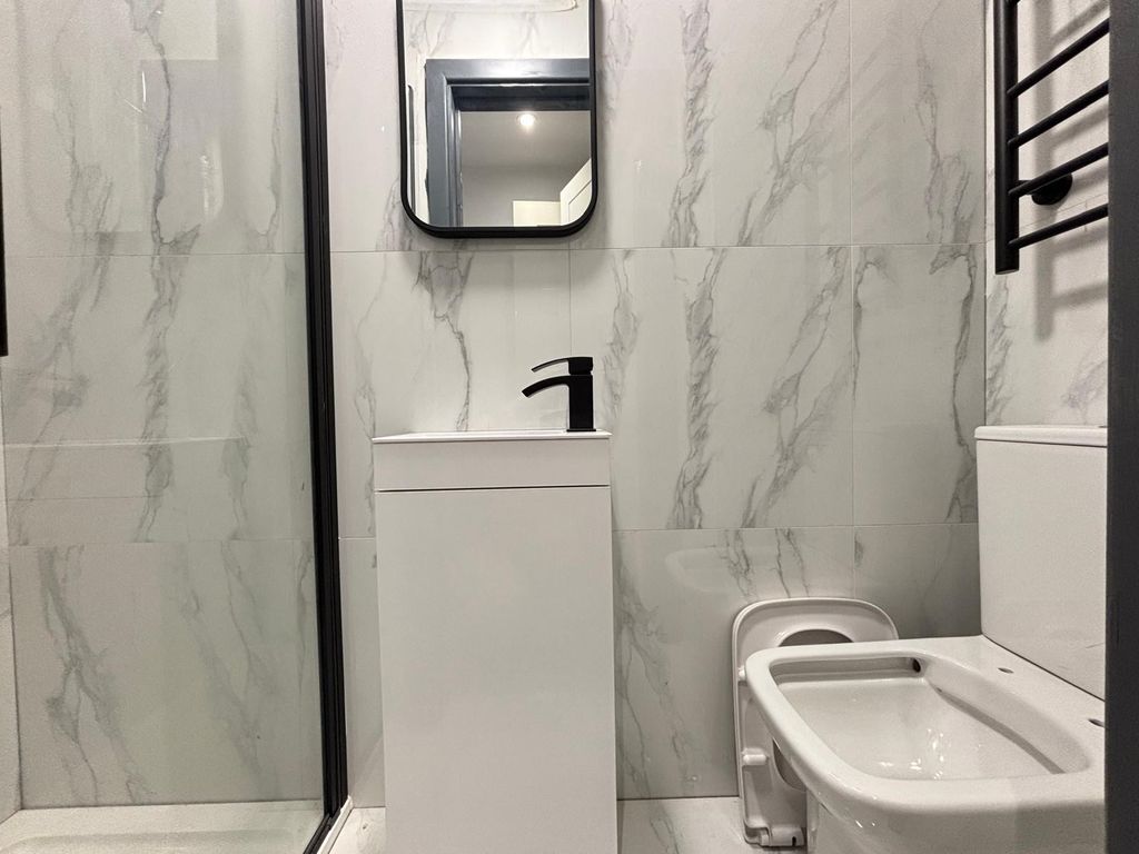 Property photo 3 of 5 En-Suite Bathroom