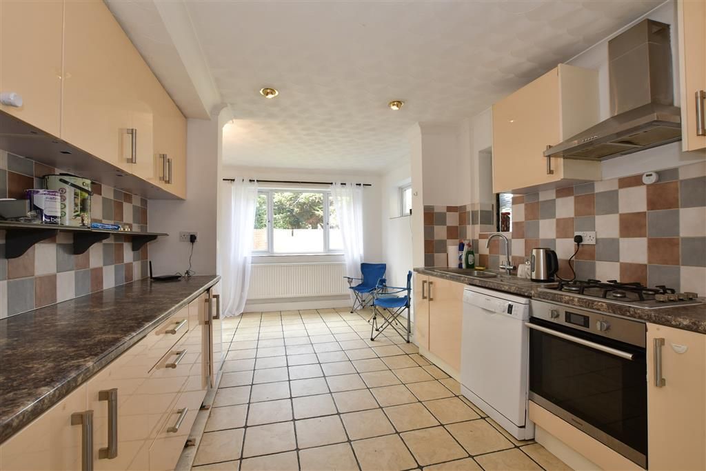 Property photo 2 of 11 Kitchen