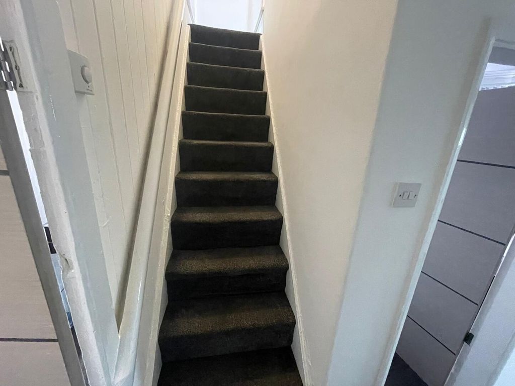 Property photo 2 of 11 Hallway