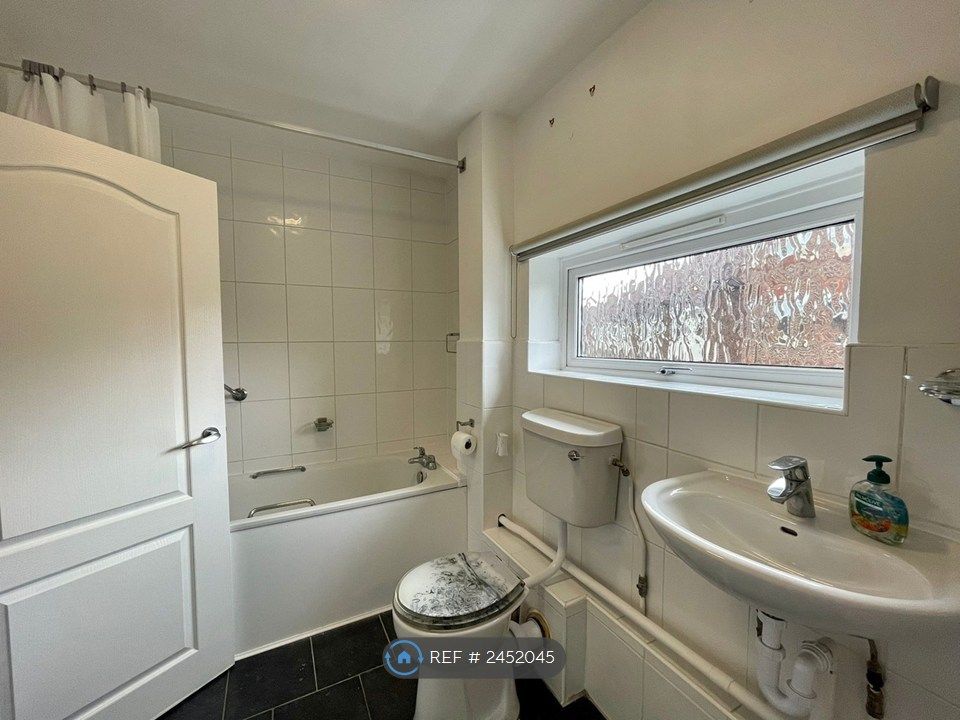 Property photo 3 of 10 Bathroom