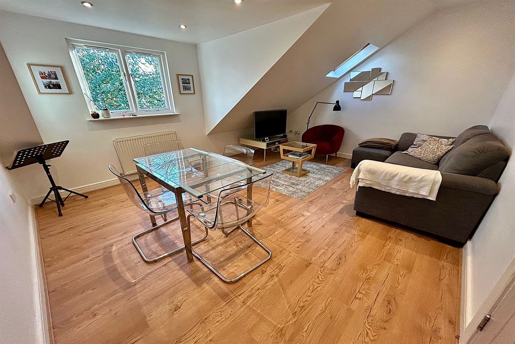 Property photo 3 of 14 Dining Area