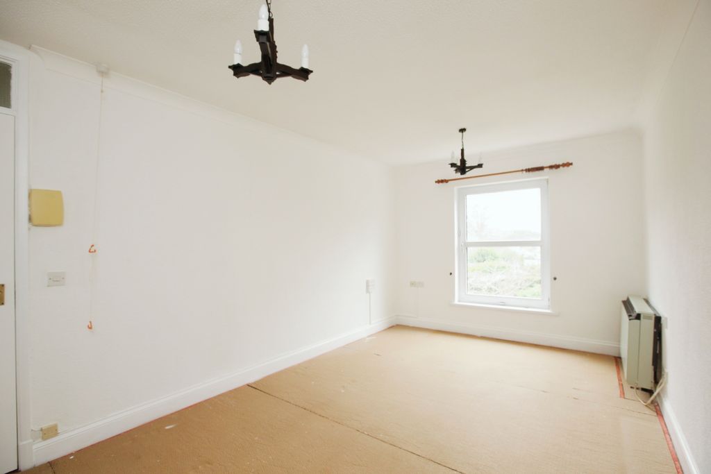 Property photo 3 of 9 Lounge